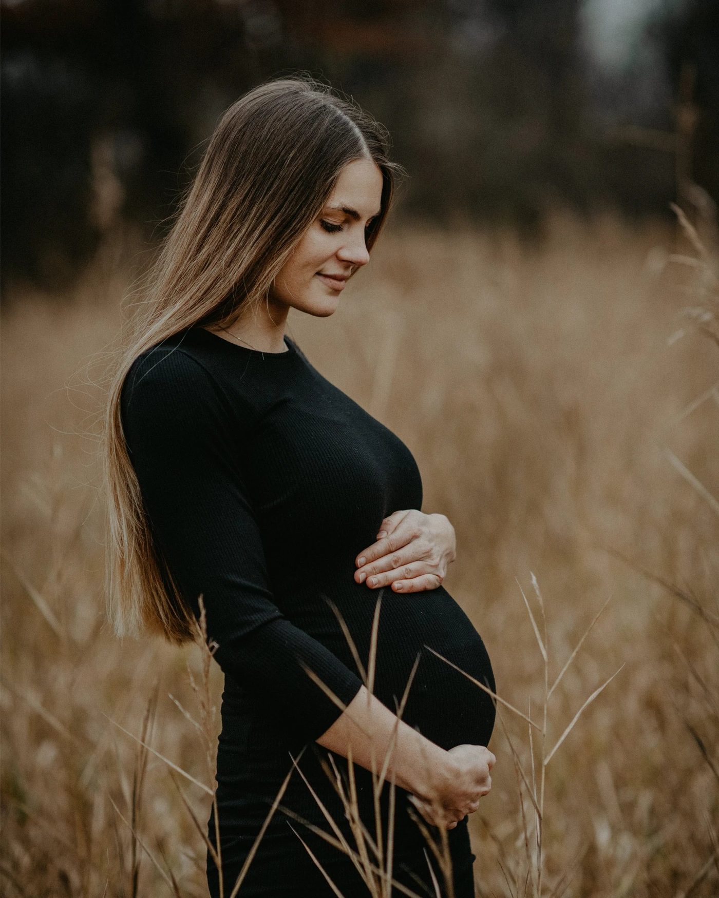 Olivia schwanger im Feld